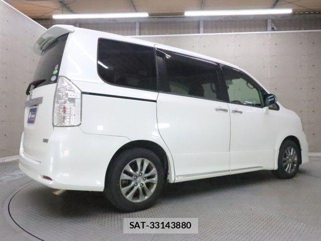 Toyota VOXY 2013-09 8102606-1