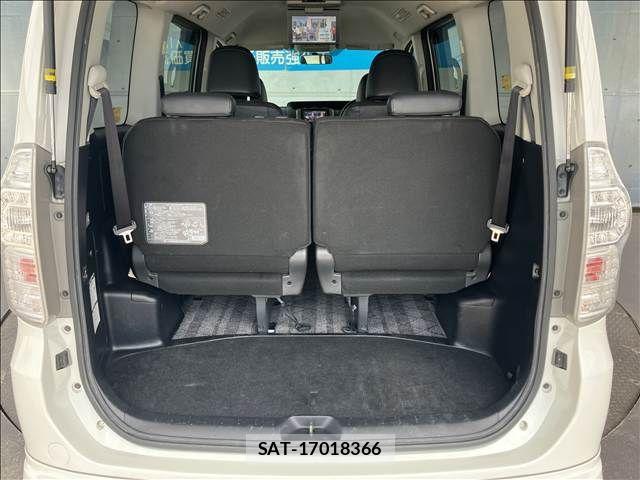 Toyota VOXY 2013-11 8102609-19