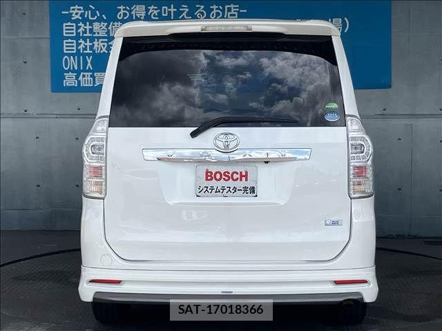 Toyota VOXY 2013-11 8102609-6