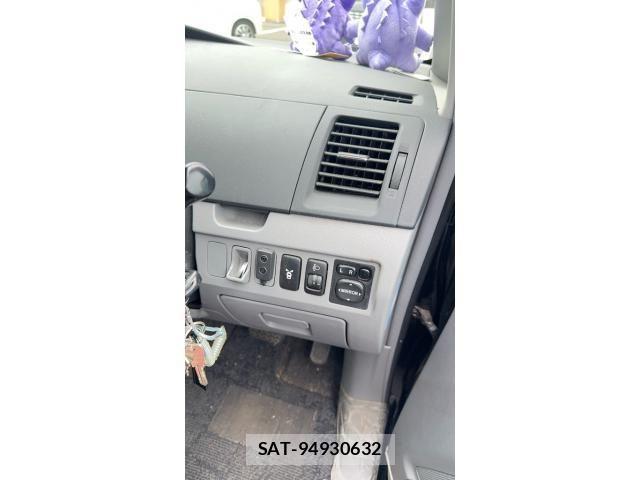 Toyota VOXY 2005-01 8102637-8