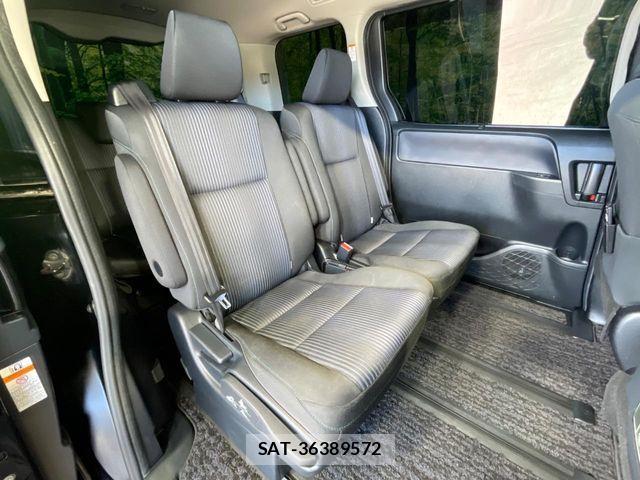 Toyota VOXY 2017-03 8102595-9