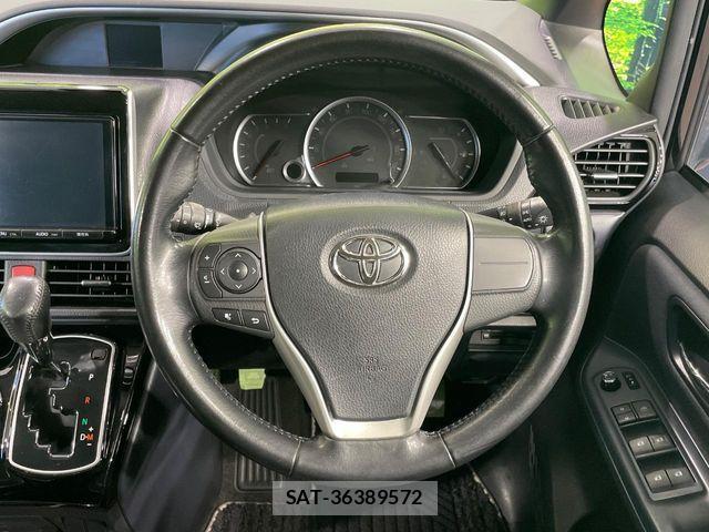 Toyota VOXY 2017-03 8102595-11