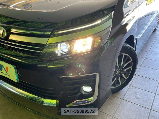 Toyota VOXY 2017-03 8102595-12