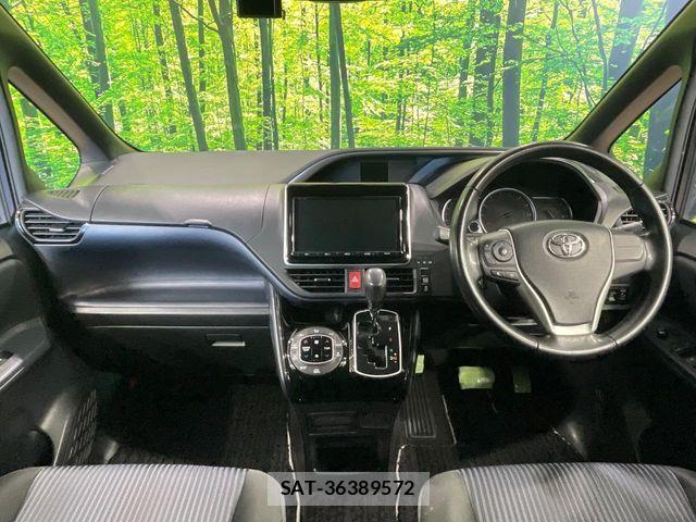 Toyota VOXY 2017-03 8102595-1