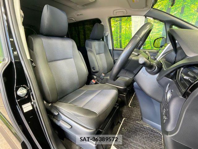 Toyota VOXY 2017-03 8102595-8