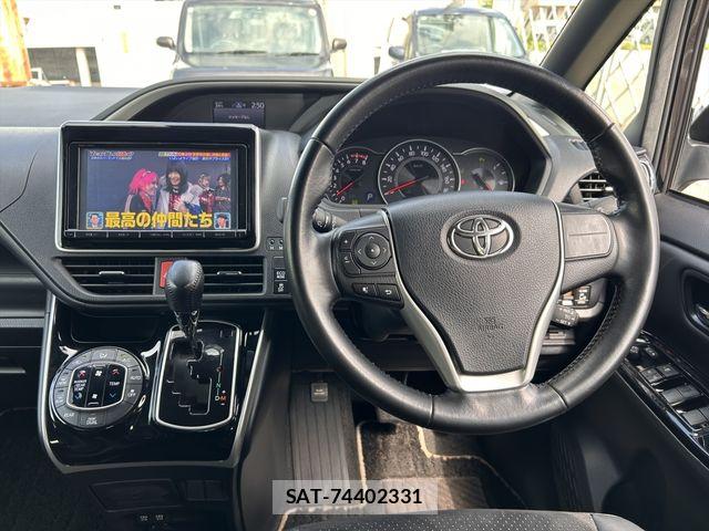 Toyota VOXY 2021-06 8102581-10