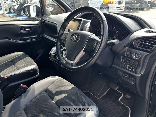 Toyota VOXY 2021-06 8102581-11