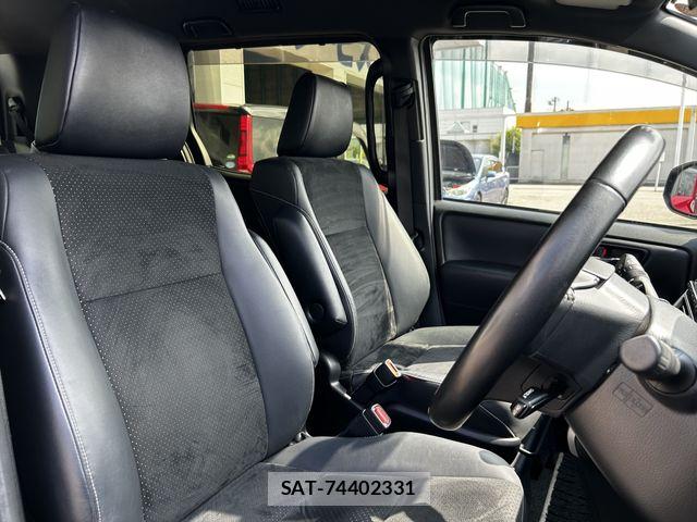 Toyota VOXY 2021-06 8102581-12