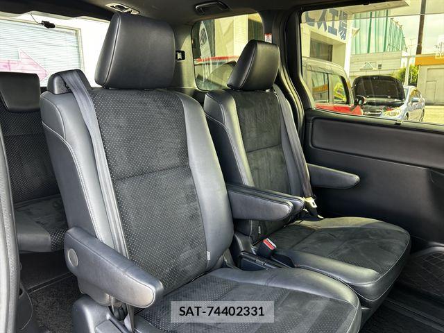 Toyota VOXY 2021-06 8102581-13