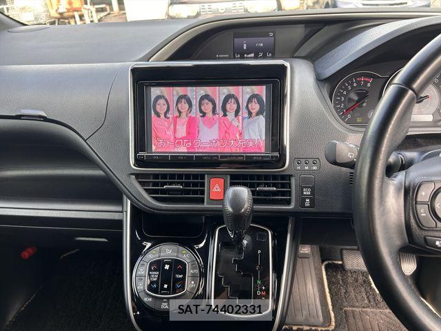 Toyota VOXY 2021-06 8102581-17