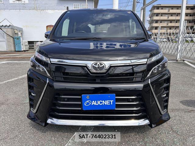 Toyota VOXY 2021-06 8102581-1