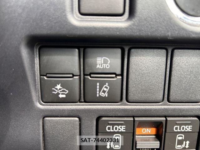 Toyota VOXY 2021-06 8102581-26