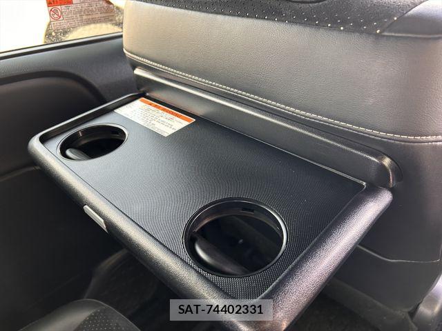 Toyota VOXY 2021-06 8102581-27