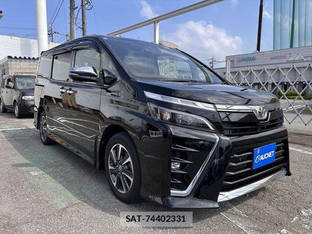 Toyota VOXY 2021-06 8102581-2