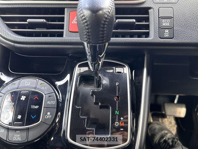 Toyota VOXY 2021-06 8102581-29