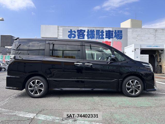 Toyota VOXY 2021-06 8102581-3