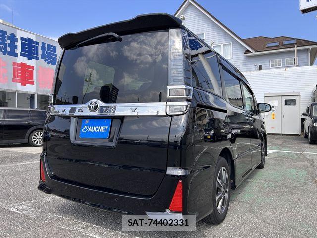 Toyota VOXY 2021-06 8102581-4