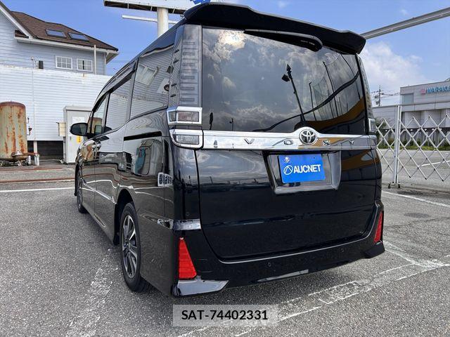 Toyota VOXY 2021-06 8102581-6