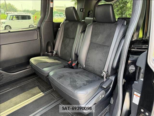 Toyota VOXY 2021-02 8102582-9