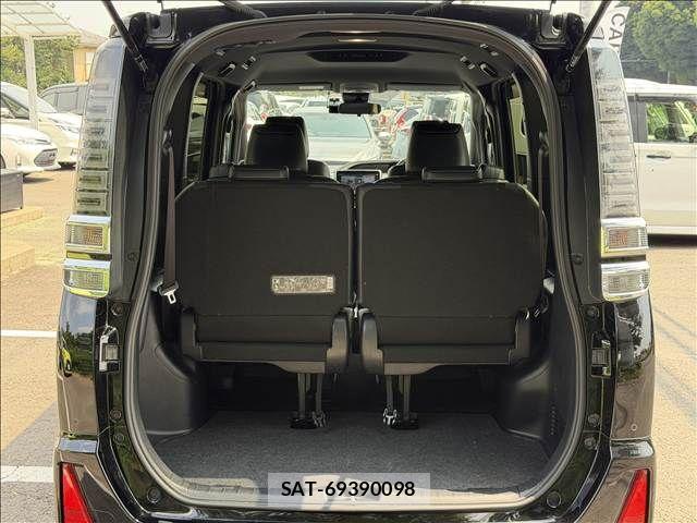 Toyota VOXY 2021-02 8102582-10