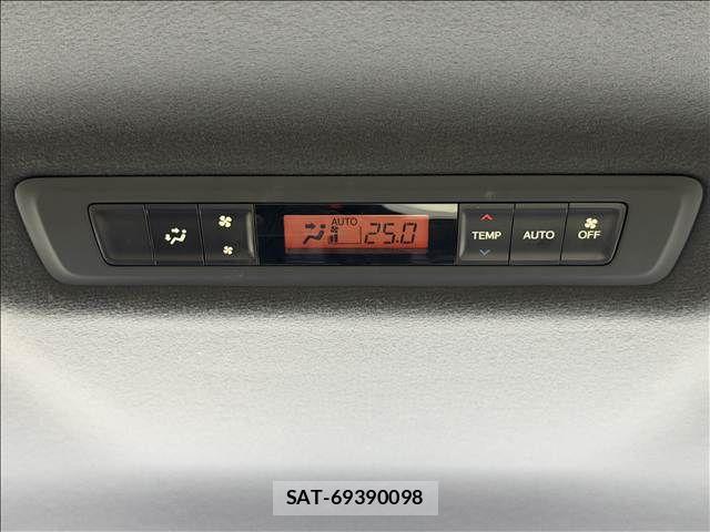 Toyota VOXY 2021-02 8102582-16
