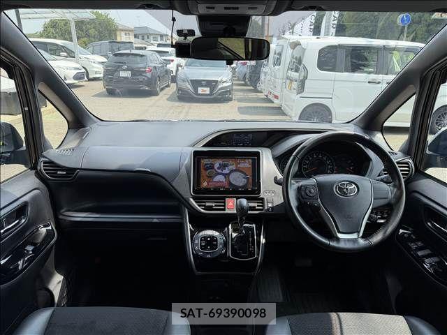 Toyota VOXY 2021-02 8102582-1