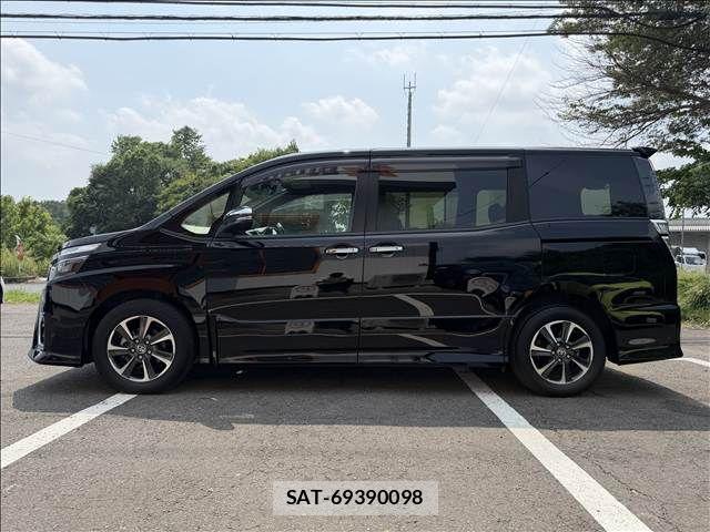 Toyota VOXY 2021-02 8102582-5