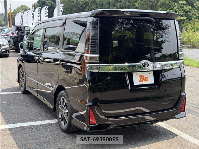 Toyota VOXY 2021-02 8102582-7