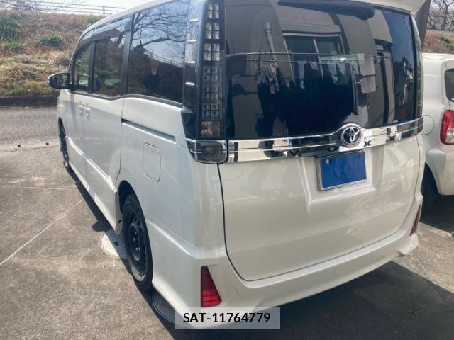 Toyota VOXY 2014-05 8102610-3