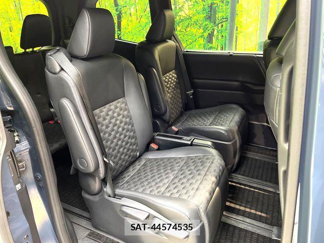 Toyota VOXY 2024-03 8102567-8
