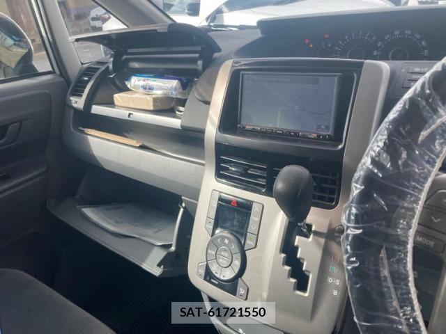 Toyota VOXY 2009-10 8102629-18
