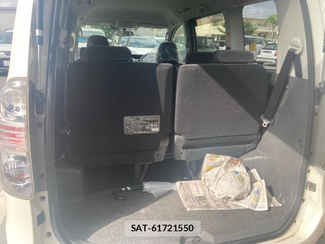 Toyota VOXY 2009-10 8102629-8