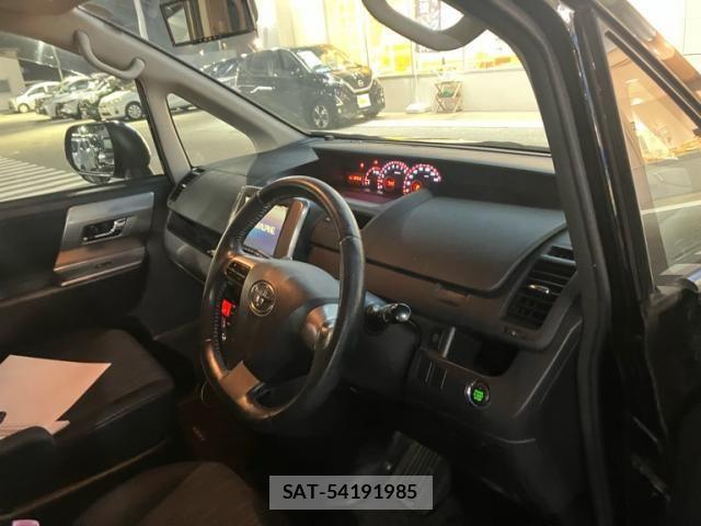 Toyota VOXY 2011-10 8102614-8