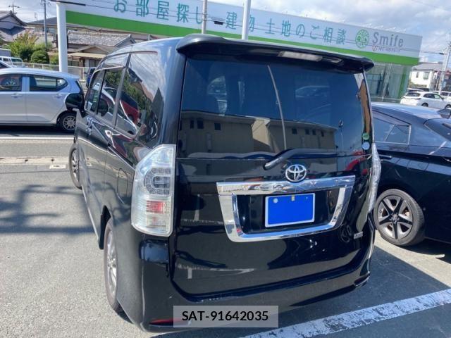 Toyota VOXY 2013-02 8102613-2