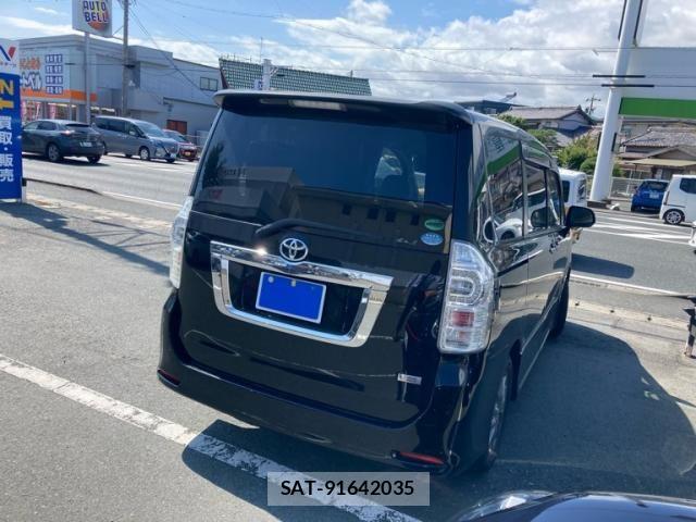 Toyota VOXY 2013-02 8102613-3