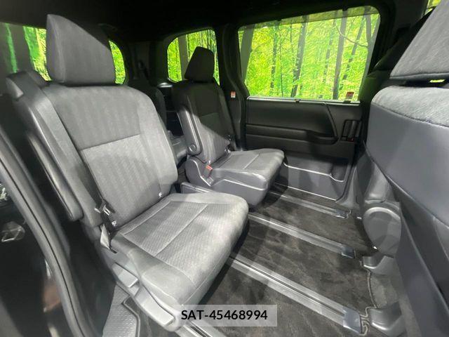 Toyota VOXY 2023-02 8102568-9