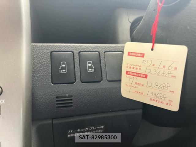 Toyota VOXY 2009-10 8102617-21