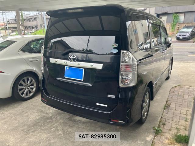 Toyota VOXY 2009-10 8102617-3