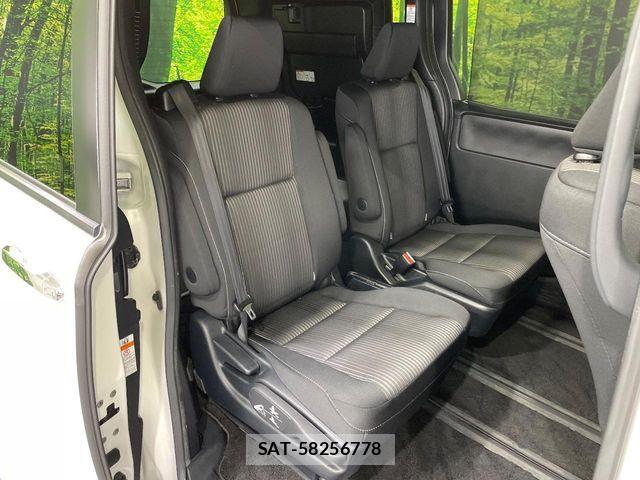 Toyota VOXY 2018-09 8102594-9