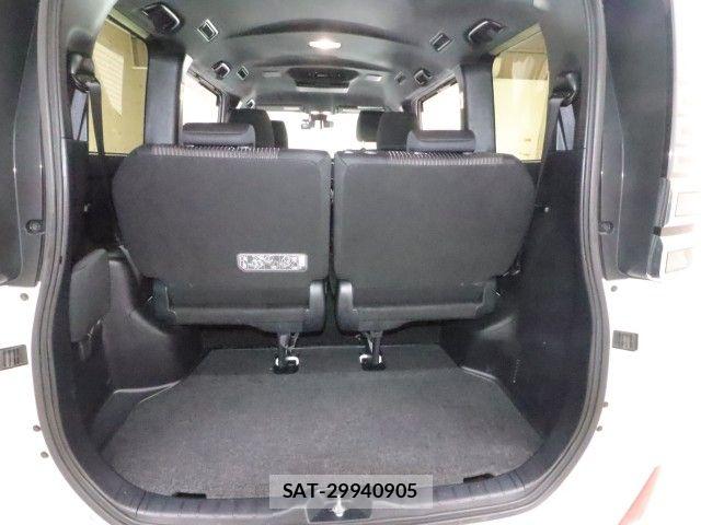 Toyota VOXY 2017-12 8102585-12
