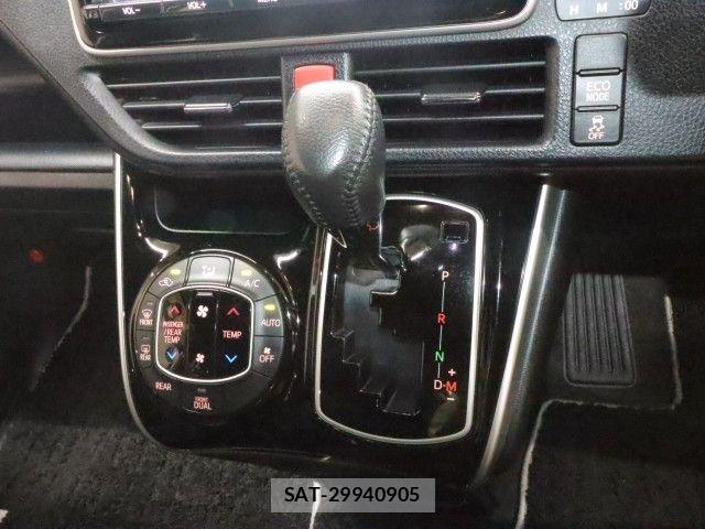 Toyota VOXY 2017-12 8102585-22