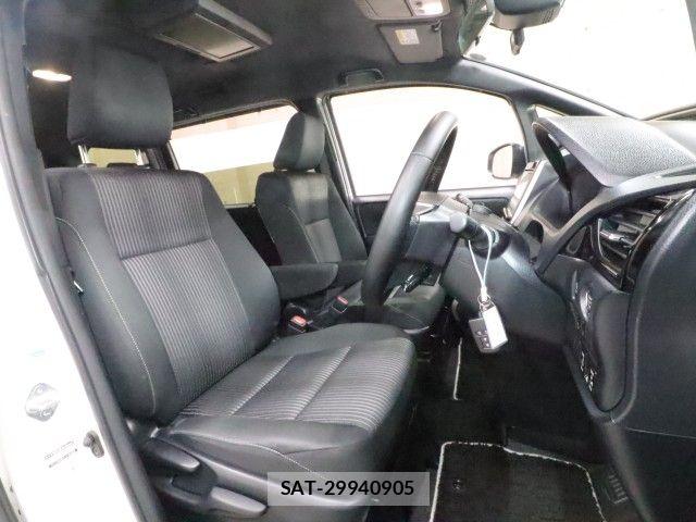 Toyota VOXY 2017-12 8102585-3