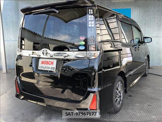 Toyota VOXY 2016-05 8102599-11