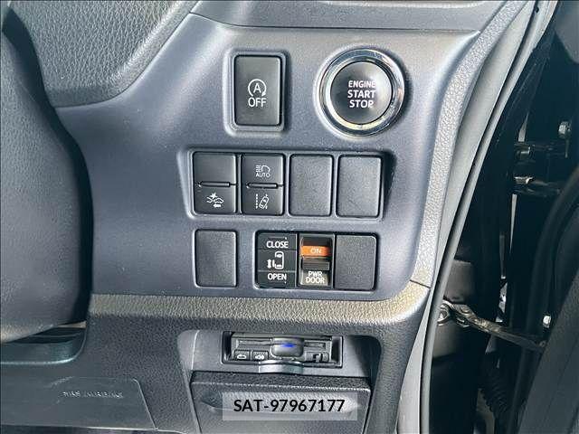 Toyota VOXY 2016-05 8102599-17