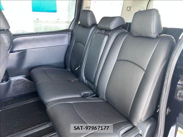 Toyota VOXY 2016-05 8102599-3