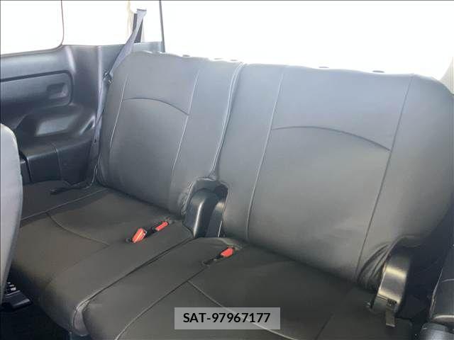 Toyota VOXY 2016-05 8102599-4