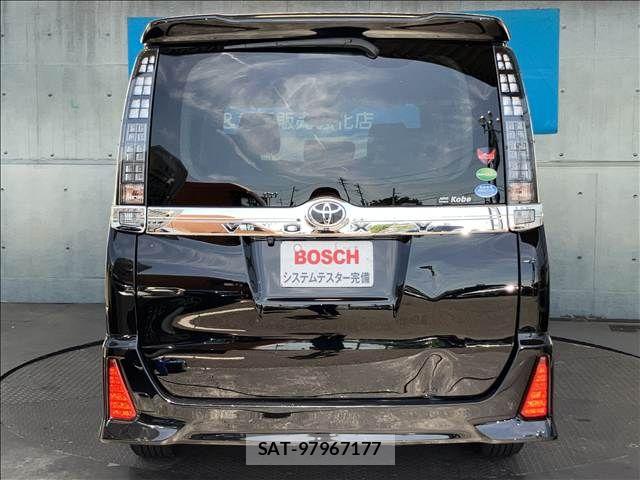 Toyota VOXY 2016-05 8102599-6