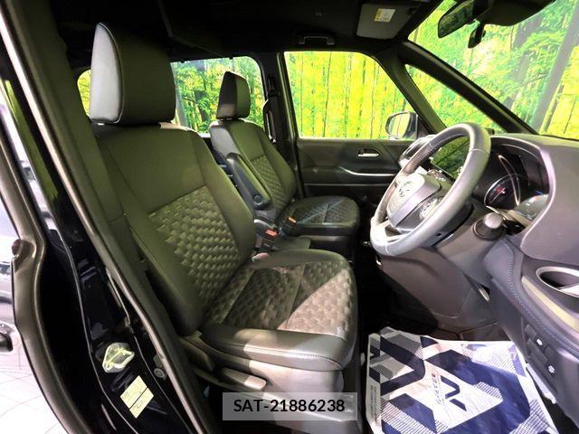 Toyota VOXY 2024-04 8102566-7