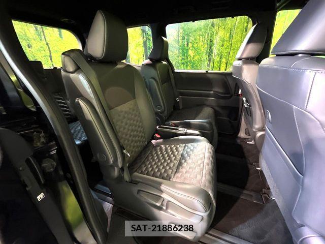 Toyota VOXY 2024-04 8102566-8