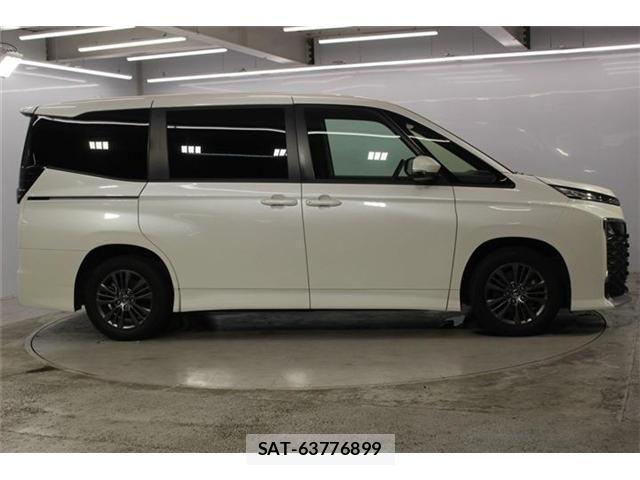 Toyota VOXY 2023-02 8102571-3